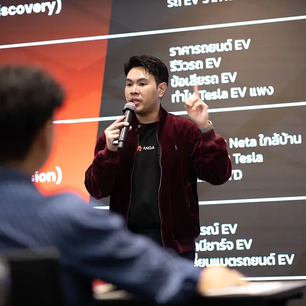 ผู้สอนบรรยายคลาส AI SEO ที่ ANGA Mastery